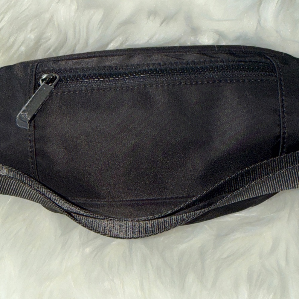 ALO Yoga Sleek Black Belt Bag - Picture 5 of 10